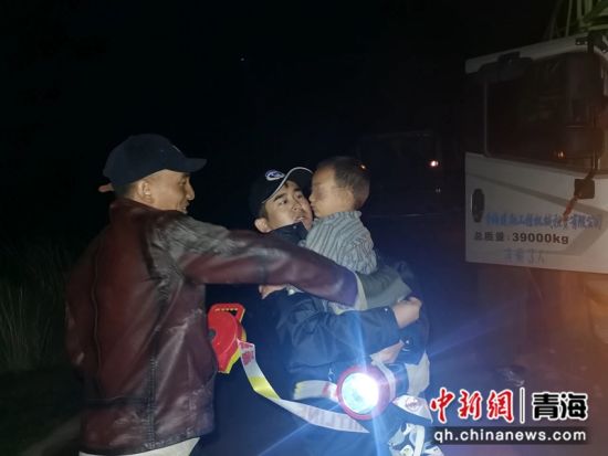 图为转移被困人员。唐乃亥派出所供图 图为转移被困人员。唐乃亥派出所供图