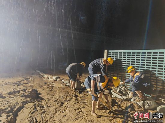 图为防汛抢险现场。青藏集团公司供图 图为防汛抢险现场。青藏集团公司供图