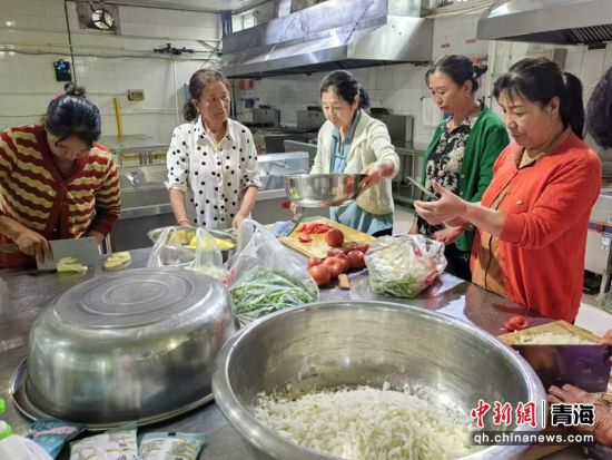 图为烹饪饭菜。乐都区委宣传部 供图 图为烹饪饭菜。乐都区委宣传部 供图