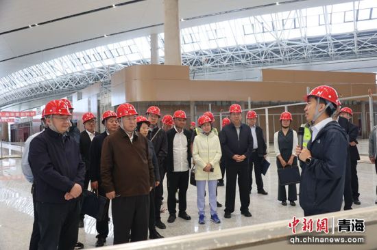 图为青海省政协组织全国、省、市三级政协委员开展“践行绿色发展理念,加快航空基础设施建设”委员活动日。张添福摄 图为青海省政协组织全国、省、市三级政协委员开展“践行绿色发展理念,加快航空基础设施建设”委员活动日。张添福摄