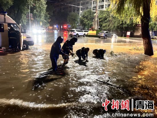 图为城管部门积极排水清淤。湟中区委宣传部供图 图为城管部门积极排水清淤。湟中区委宣传部供图