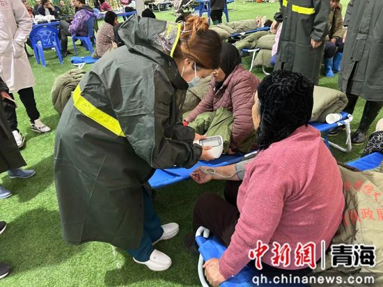 图为在防汛安置区内,医生为群众进行身体检查。湟中区委宣传部供图 图为在防汛安置区内,医生为群众进行身体检查。湟中区委宣传部供图