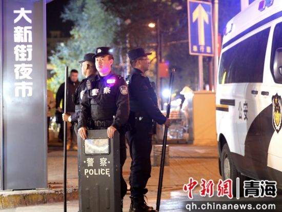 图为城中公安分局组织警力开展夜间巡逻。赵太鑫供图 图为城中公安分局组织警力开展夜间巡逻。赵太鑫供图