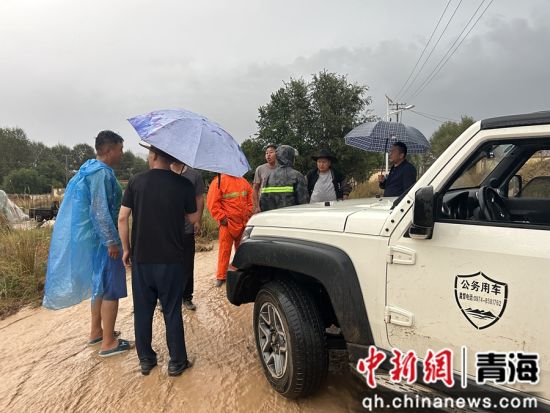 图为海南州兴海县曲什安镇党员干部抗汛现场。受访者供图 图为海南州兴海县曲什安镇党员干部抗汛现场。受访者供图