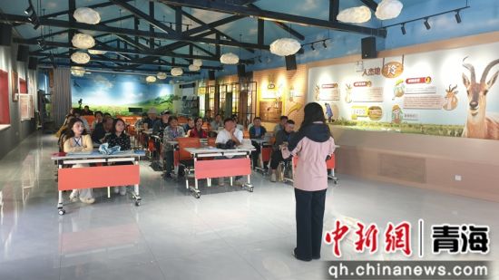 图为海外华文媒体开展实地采访活动。陈元邦摄 图为海外华文媒体开展实地采访活动。陈元邦摄