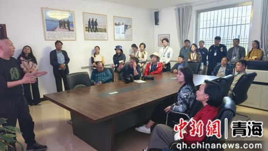 图为海外华文媒体开展实地采访活动。陈元邦摄 图为海外华文媒体开展实地采访活动。陈元邦摄