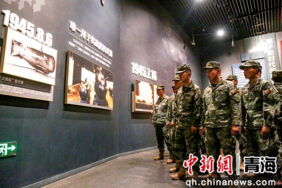 图为官兵前往驻地革命英烈纪念馆参观见学。罗元凯摄 图为官兵前往驻地革命英烈纪念馆参观见学。罗元凯摄