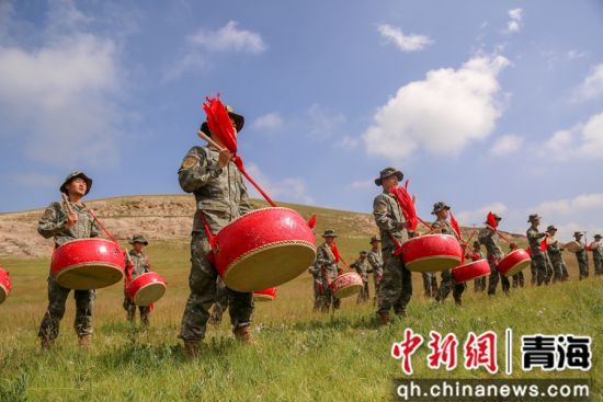 图为官兵在训练之余开展“一队一品”文化活动之威风锣鼓演出。罗元凯摄 图为官兵在训练之余开展“一队一品”文化活动之威风锣鼓演出。罗元凯摄
