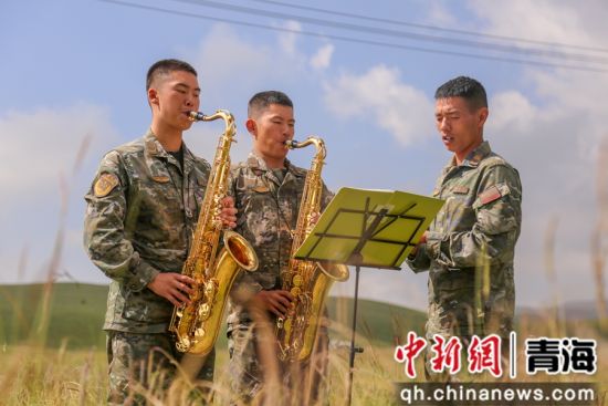 图为“三互”小组开展共同兴趣活动。罗元凯摄 图为“三互”小组开展共同兴趣活动。罗元凯摄