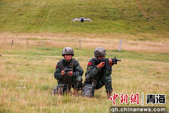 图为官兵启动无人机进行高空远程侦察。罗元凯摄 图为官兵启动无人机进行高空远程侦察。罗元凯摄