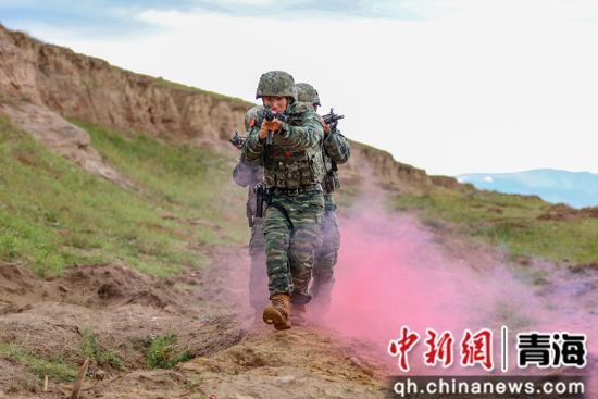 图为官兵快速隐蔽接近“敌”活动区域。罗元凯摄 图为官兵快速隐蔽接近“敌”活动区域。罗元凯摄