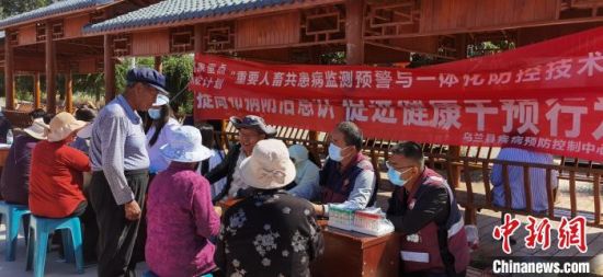 图为活动期间,工作人员向当地群众进行科普宣传。 何诚 供图 图为活动期间,工作人员向当地群众进行科普宣传。 何诚 供图