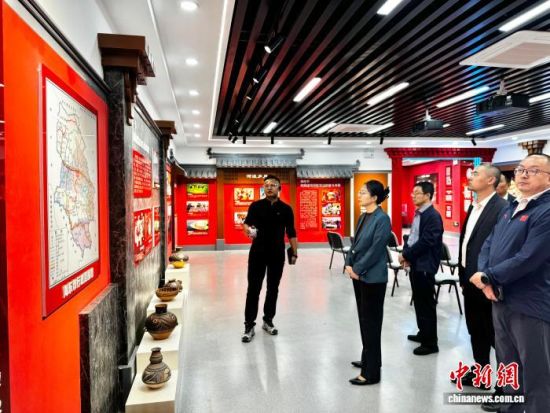 图为与会人员实地参观海东市中华民族共同体体验基地。祁绣娟 摄