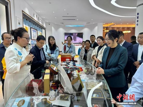 图为与会人员观摩青绣数字化总部。祁绣娟 摄