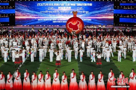 图为9月5日晚，第八届“五彩神箭”国际民族传统射箭邀请赛开幕式现场。薛蒂 摄