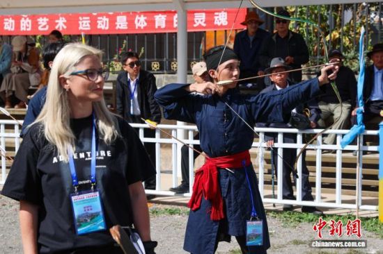 9月6日，谢卓殷(右)在比赛中。薛蒂 摄