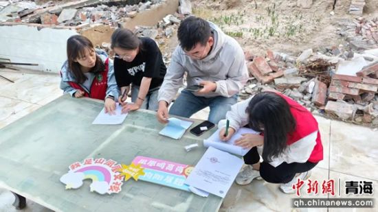 图为社工实地走访。青海省社会工作协会供图