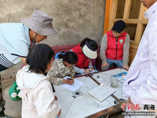 图为社工实地走访。青海省社会工作协会供图