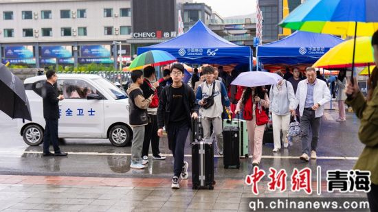 图为迎新现场。青海职业技术大学 供图 图为迎新现场。青海职业技术大学 供图