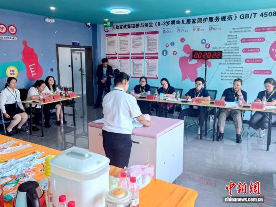 图为育婴员比赛现场。李隽 摄