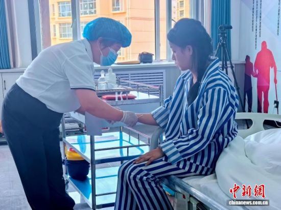 图为养老护理员在模拟照护病患。李隽 摄