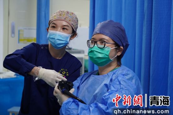 图为南京鼓楼医院专家走进科室,传授先进经验。西宁市第一人民医院供图 图为南京鼓楼医院专家走进科室,传授先进经验。西宁市第一人民医院供图