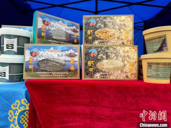 图为展区中展出的部分农特产品。陈宗淇 摄 图为展区中展出的部分农特产品。陈宗淇 摄