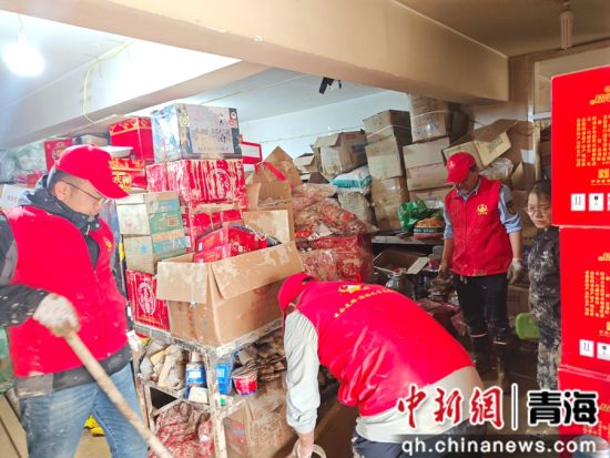 图为海西烟草工作人员帮助零售客户清理受灾货物。祁继军摄 图为海西烟草工作人员帮助零售客户清理受灾货物。祁继军摄