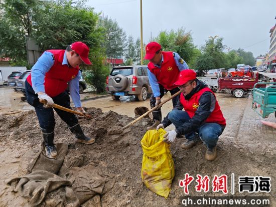 图为海西烟草工作人员铲除清理出的淤泥。祁继军摄 图为海西烟草工作人员铲除清理出的淤泥。祁继军摄