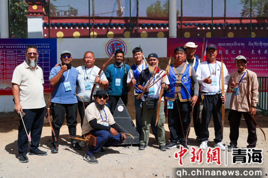 图为中外选手在比赛中互动并合影。薛蒂 摄