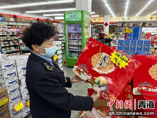 图为执法人员现场检查。西宁市城中区市场监督管理局供图 图为执法人员现场检查。西宁市城中区市场监督管理局供图