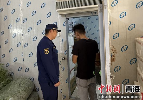 资料图为青海消防救援人员在冷库进行安全检查。 青海消防供图