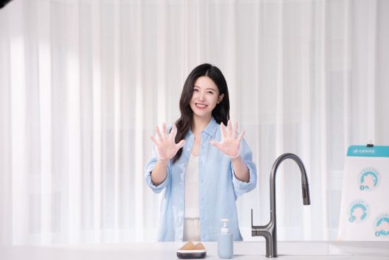 杨子姗示范七步洗手法。