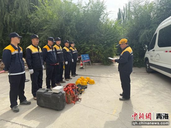 图为工长刘开喜作业前工作安排。 朱琳琳摄