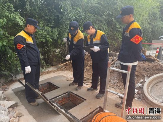 图为职工使用四合一检测仪进行井内气体检测。 朱琳琳摄