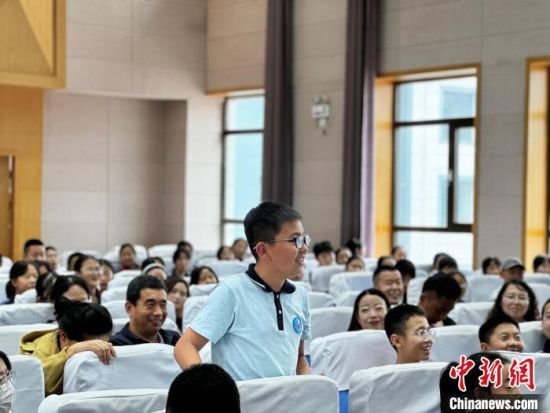 图为学生回答禁毒知识。祁绣娟 摄 图为学生回答禁毒知识。祁绣娟 摄