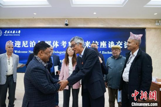 图为青海民族大学与尼泊尔媒体考察团交流座谈现场。马铭言 摄 图为青海民族大学与尼泊尔媒体考察团交流座谈现场。马铭言 摄
