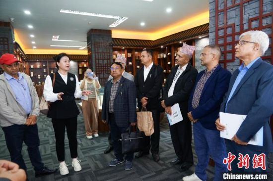 图为尼泊尔媒体考察团到访青海民族大学。马铭言 摄 图为尼泊尔媒体考察团到访青海民族大学。马铭言 摄