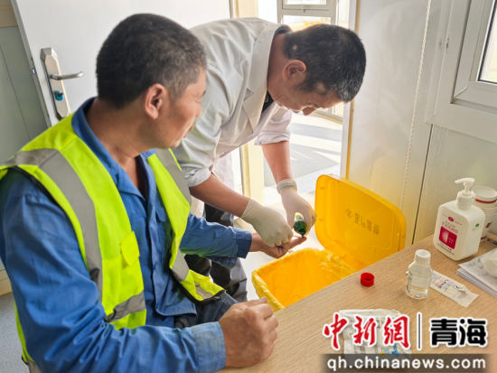 图为医生给项目施工人员处理伤口。 水电四局供图