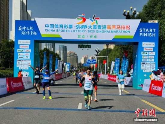 图为9月14日，参赛选手们向终点冲刺。中新社记者 孙睿 摄