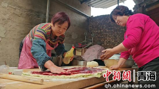 图为李增香(左)正和邻居制作青海传统月饼。俞惠珍供图 图为李增香(左)正和邻居制作青海传统月饼。俞惠珍供图