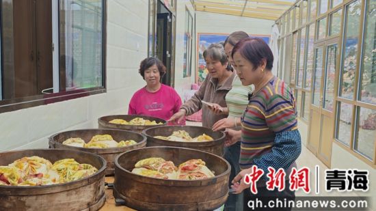 图为制作完成的青海传统月饼。俞惠珍供图 图为制作完成的青海传统月饼。俞惠珍供图