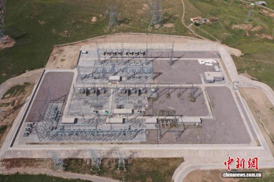 9月15日，航拍中国海拔最高的750千伏超高压变电站——国家能源集团青海玛尔挡水电站750千伏云杉变电站。　(无人机照片)樊晓玥 摄