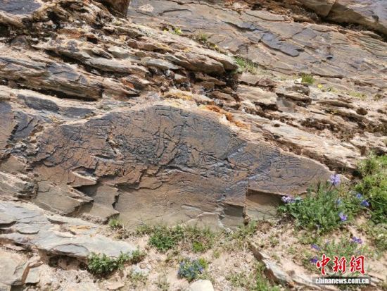 资料图为2020年7月5日，在黄河源区扎陵湖北岸、青海省果洛藏族自治州玛多县拍摄的该石刻。陈晓良 摄
