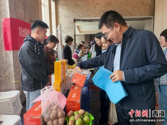 图为活动现场，相关部门面对面向民众宣传食品安全知识。 祁增蓓摄