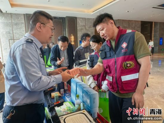 图为活动现场，相关部门面对面向民众宣传食品安全知识。 祁增蓓摄