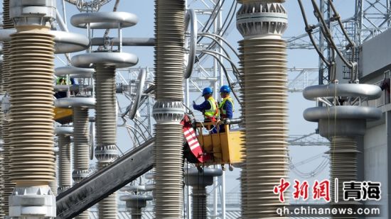 图为年检期间，检修人员开展±800千伏特高压青南换流站极2低端换流变压器引线拆除工作。张朋 摄