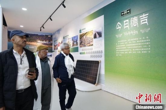 图为尼泊尔媒体考察团成员在尖扎县参访黄河岸畔德吉村的村史馆。 中新社记者 马铭言 摄 图为尼泊尔媒体考察团成员在尖扎县参访黄河岸畔德吉村的村史馆。 中新社记者 马铭言 摄