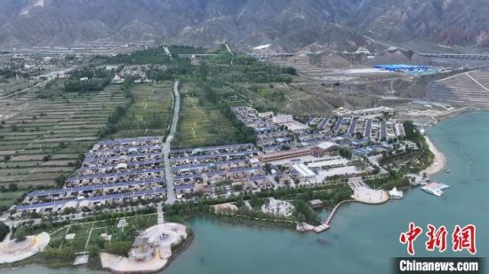 航拍青海省黄南藏族自治州尖扎县黄河岸畔的德吉村。 中新社记者 马铭言 摄 航拍青海省黄南藏族自治州尖扎县黄河岸畔的德吉村。 中新社记者 马铭言 摄