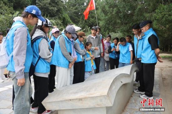 图为玉树青少年走进圆明园。张海雯摄